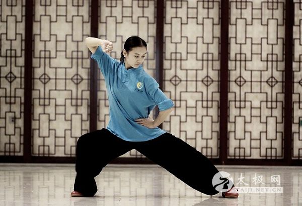 �¼ҹ�̫��ȭ���Ů��ͷ���Ө