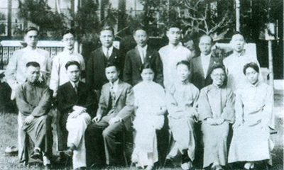 图为1993年与蚁庄同仁合影,后排左一为顾留馨