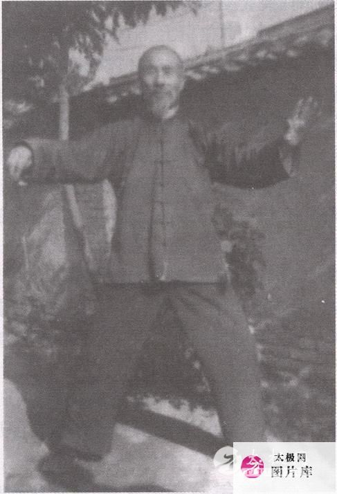 ֣